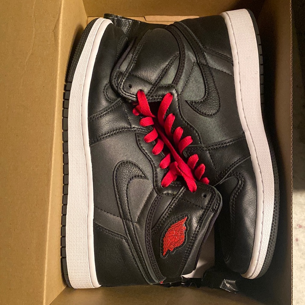 Air Jordan 11 retro (GS) 7y/8.5 womens